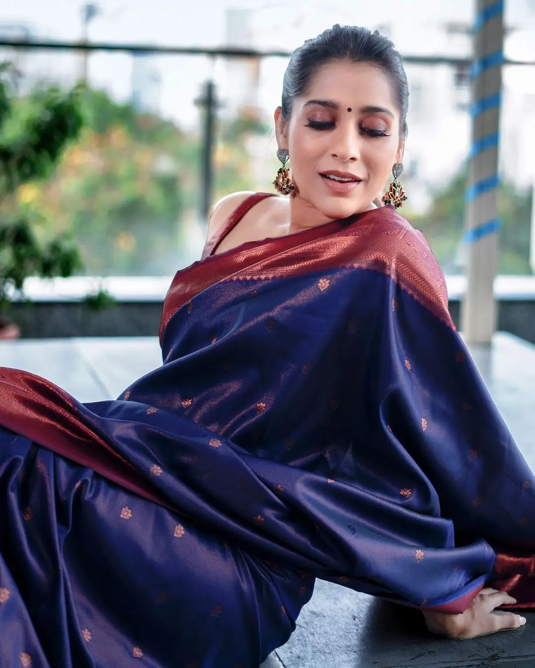 RASHMI GAUTAM IN BLUE SAREE SLEEVELESS RED BLOUSE 2